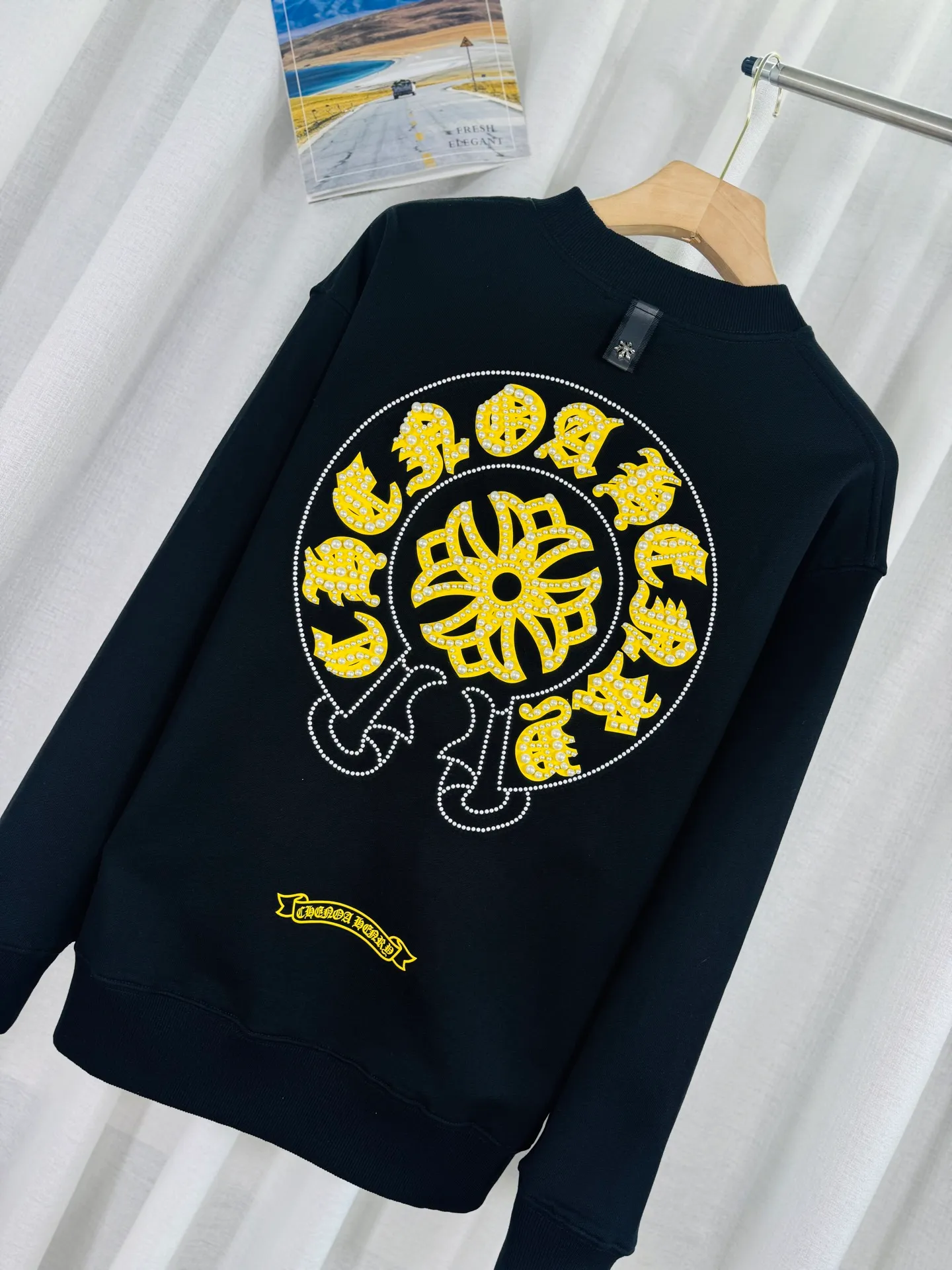 P260 top version, real shot without P, ​​different from market currency) 𝗖𝗵𝗿𝗼𝗺𝗲 𝗛𝗲𝗮𝗿𝘁𝘀/Cro Heart 2025 Reflective Embroidered Beads Compass Embroidered Autumn and Winter New Original Counter American Laser Burnt 3D Pearl Embroidered Couple Casual Sweater 👑The highest version! Customized fabric 420g tripe terry fabric! American acid-washed and distressed original fabric laser burnt ✟appliqué embroidery and exquisite embroidery of letters! The best-selling model in the counter, very comfortable to wear. Accessories: original molded and authenticated collar label➕100% silk wash label. Genuine purchase-grade original hangtag➕matching hanging rope➕3D hanging beads➕original packaging bag. Craftsmanship: The original version has consistent wiring! The highest version of the armhole matching technique! Color: Black White Size: S M L XL Style No.: 9319